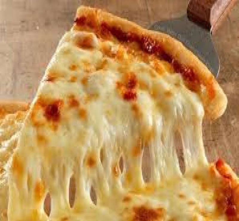 Aprenda a fazer uma pizza de quatro queijos passo a passo 