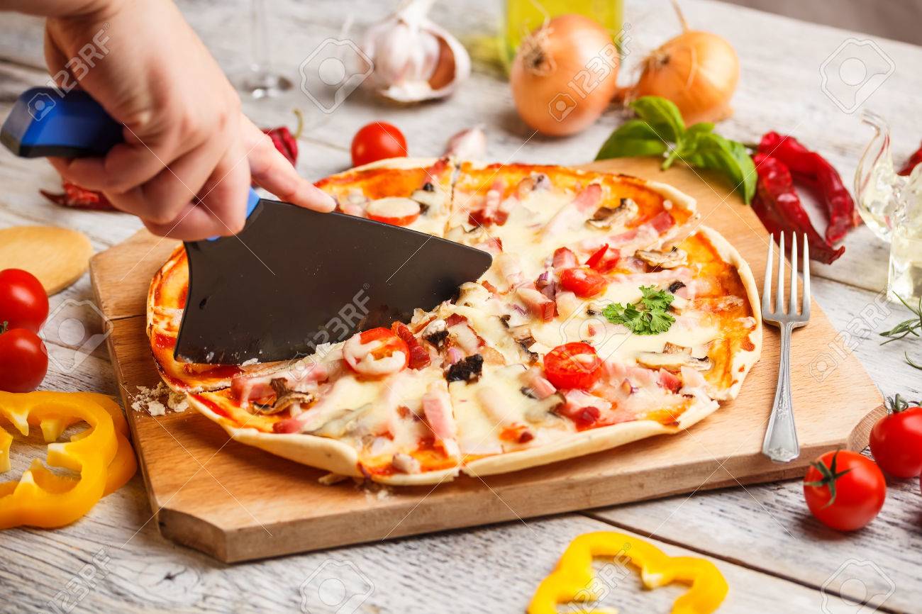 Como cortar uma pizza à palito com a espátula 