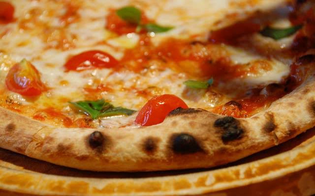 O que vai na pizza napolitana 