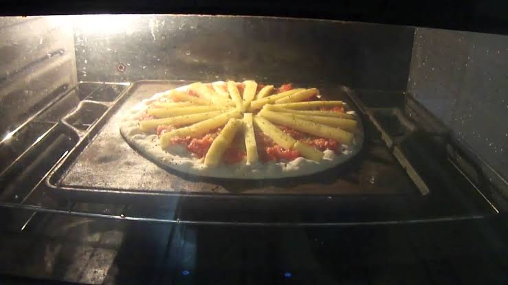 Como assar pizza no forno do fogão