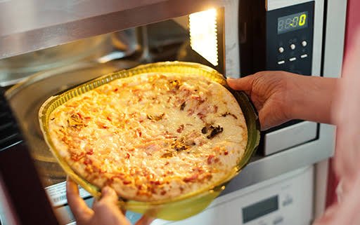 Como assar pizza no microondas 