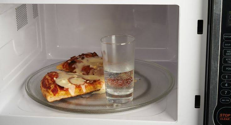 Como assar pizza no microondas